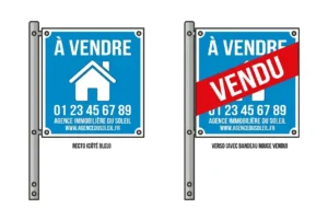 Panneau « À vendre » bleu monté sur poteau métallique, affiché sans inscription; à droite panneau même avec bande « vendu »., règlementation panneau agence immobilière intégrée naturellement.