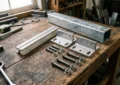 Kit fixation panneau signalisation : solutions murales et sur poteau